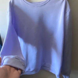 Lila sweatshirt  - Knappt aldrig använd. Ingen skada. Ser precis ut som ny. Lite liten för att att vara en 2XL. Passar mig perfekt som är en L/XL i överdel. Finns på flera sidor. 