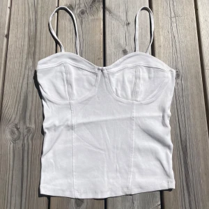 Gina tricot- vit linne  - Super söt linne som är storlek s. Nästan aldrig använd och är i nyskick. Säljs då den inte kommer till användning. Skriv privat för flera bilder!❣️