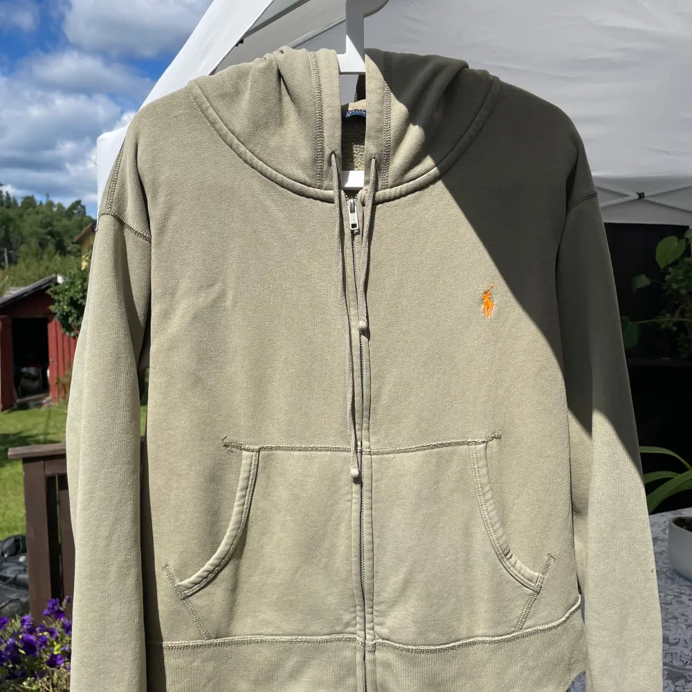 Säljer Ralph lauren hoodie ok skick Storlek L säljer den för den ej passar mig  FAST PRIS❗️dm för frågor mer bilder osv . Hoodies.