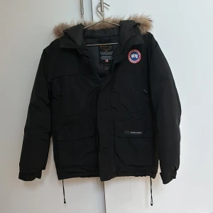 Canada Goose jacka  - En fet Canada Goose jacka i st XS för endast 1750kr!   Nypris:13050kr   