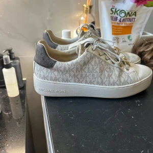Vita sneakers  - Vita michel kors skor (äkta) inte använd mer än 3 gånger. Pris går att diskuteras pga vill sälja dom snabbt. Detta var ett impulsköp därav anledningen till varför jag ej använder dem. St 38