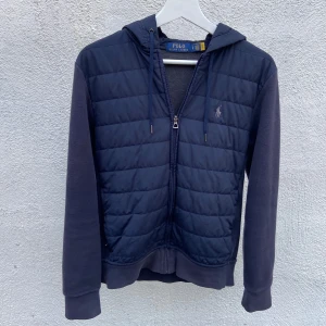 Ralph lauren cardigan - Säljer en sjukt snygg Ralph lauren cardogan i fint skick. Mycket eftertraktad! Hör av er vid funderingar.