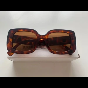 Solglasögon  - Oanvända solglasögon 