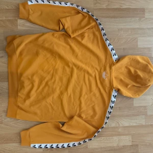 Adidas hoodie  - Gul adidas hoodie i storlek L 