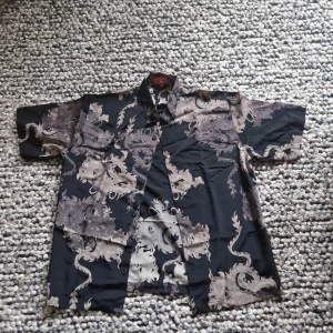 JNCO skjorta - Tvär fet rare JNCO skjorta‼️ Skick 9/10 Skriv om ni undrar någonting eller behöver fler bilder.