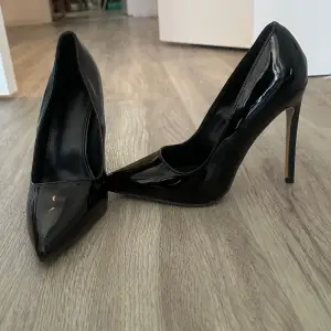 Blacka svarta pumps i storlek 37 i väldigt bra skick. 12 cm klack 