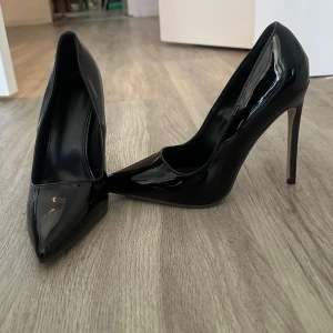 Pumps  - Blacka svarta pumps i storlek 37 i väldigt bra skick. 12 cm klack 