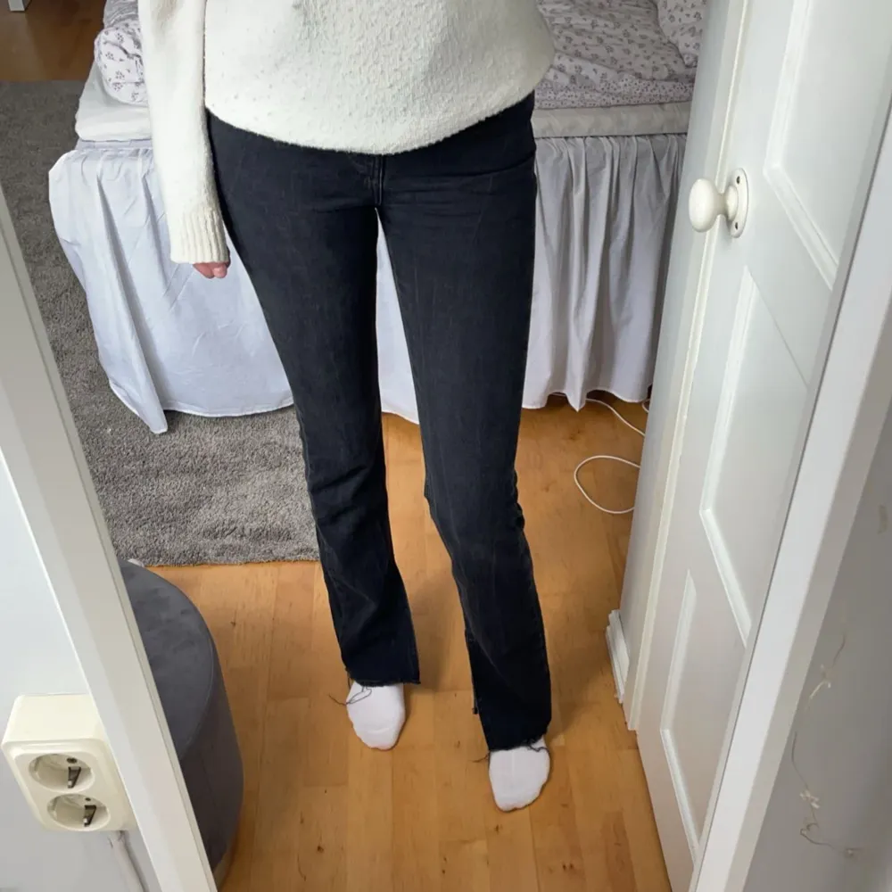 Säljer ett par svarta högmidjade perfect jeans från Gina Tricot. Jeansen är andvända och har en slits på insidan av benen och är gjorda av ett mjukare material. Är i storlek 32. Nypris 499 kr . Jeans & Byxor.