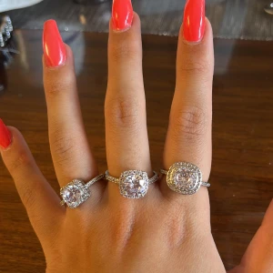 Silver ringar diamanter - Helt nya och oanvända ringar. Är justerbara i storleken så passar alla. Är superfina. 1 för 50kr, 2 för 80kr, alla 3 för 130kr. Nypris för styck: 299kr. Säljer billigt då jag bara vill bli arg med dem. Köparen står för frakten ❤️