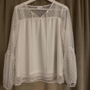 Vit blus  - Super fin vit blus från only, knappt använd därav bra skick!