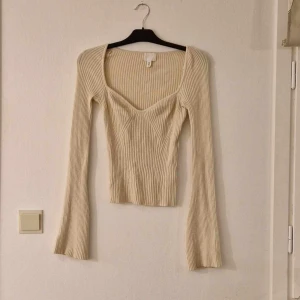 Stickad tröja  - Beige finstickad u-ringad topp i fint men använt skick