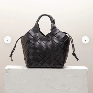 Cala Jade Väska - Säljer min superfina väska från Cala Jade. Nypris 6000 kr. Superbra skick. Priset kan diskuteras. Hör av er om ni vill ha fler bilder eller annan info!!