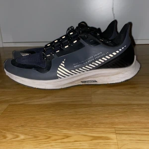 Nike air zoom spring skor  - Spring skor rikgt bra att använda dessa skor sköna att springa i lätta använde dem även i en futsal cup och funkade hur bra som helst storlek 39 skick 9/10 pris kan diskuteras 