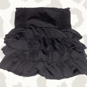 Svart volang💖 - Super söt volang kjol som ät jättebra kvalite, den är ganska kort men har en sömm så inte vinden blåser upp den💖