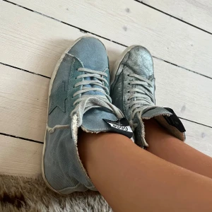 Så coola golden goose skor - Säljer mina super fina golden goose skor då dom inte kommer till användning. Köpta på vestiare. Finns lite defekter så skriv till mig för bild. 🍒