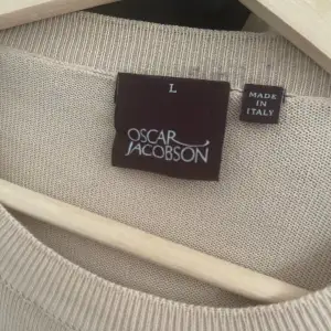 Säljer denna asfeta Oscar Jacobson tröja då den är lite för stor för mig. Aldrig andvänd. Fullt ut i nyskick. Nypris 1200 mitt pris endast 899