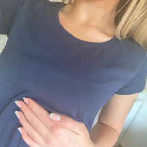 Mörkblå t-shirt - Fin t-shirt i nyskick 💕 skriv om du är intresserad eller har några funderingar! Jag säljer billigt då jag måste bli av med kläder så första till kvarn 💕