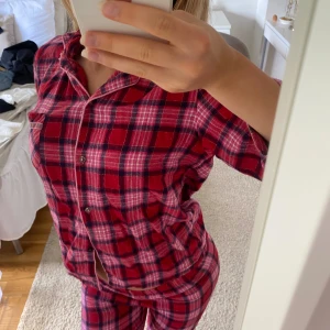 Pyjamas sett - Säljer finaste pyjamas settet ❤️ skriv om du är intresserad eller har några funderingar! Jag säljer billigt då jag måste bli av med kläder så första till kvarn 🙌