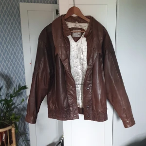 Brun vintage läderjacka - Brun läderjacka i bra skick. Jag säljer jackan eftersom jag aldrig använder den.