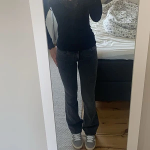 Lågmidjade bootcut jeans💗 - Jättefina lågmidjade bootcut jeans från Gina tricot, jag är 162cm och de passar bra i längden, hör av er vid frågor💗💗