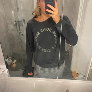 Sofie schnoor tröja - College tröja som är grå/svart med silvrig text. Använd ca 5 ggr och nypris ligger på ca 1000 kr.