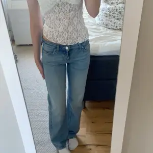 Jättefina lågmidjade jeans från weekday, jag är 162cm och de passar perfekt i längden💗Hör av er vid frågor och pris kan diskuteras😇