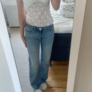 Lågmidjade jeans💗 - Jättefina lågmidjade jeans från weekday, jag är 162cm och de passar perfekt i längden💗Hör av er vid frågor och pris kan diskuteras😇
