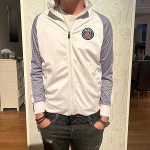 Psg tracksuit - Säljer nu denna feta tracksuit som är perfekt för träningen eller gymmet eller bara att använda. Skicket är ganska bra och priset kan diskuteras!
