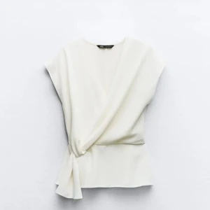 Zara tröja - Säljer min vita tröja från zara då den inte passar mig. Den är i storlek M och är aldrig använd. Köpt för nån vecka sen. Köparen står för frakten💗