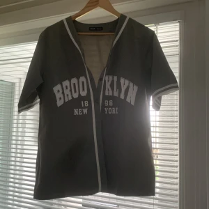 Tröja - En tunn tröja/skjorta i bra skick. Använd 1-2 ggr endast.