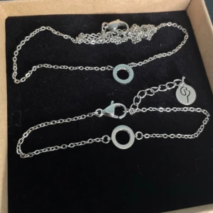 Halsband och armband - Smyckesset från edblad i silver med stenar innuti cirklarna💗 Jättefint skick då jag inte har använt!