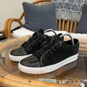 Lanvin skor  - Tja säljer nu mina snygga lanvin skor i bra skick! Finns små täcken på användning, sliten sula! Storlek uk 7 passar 42/43. Nypris 4599. MVH 