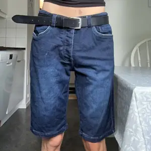 Mörkblå jeansshorts i fint skick. Storlek 32. Midjemått rakt över 40 cm och innerbenslängd 26 cm! 