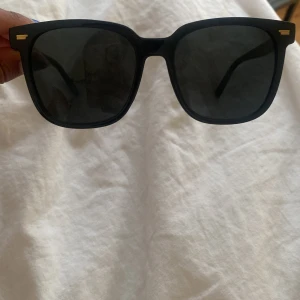 Solglasögon❣️ - Säljer dessa solglasögoneftersom att jag inte använder dem💕 De är i fint skick.
