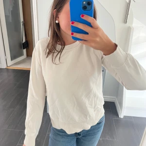 Sweatshirt zara - Najs sweatshirt från zara med ribbad krage o armar