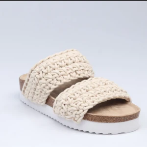 Inuikii liknande tofflor - Jättefina tofflor men som tyvärr inte kommer till användning längre. Nypris 699kr och jag säljer för 130kr💕💕💕