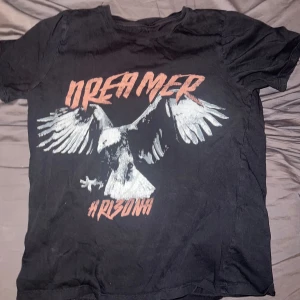 Svart T-shirt med tryck - Svart T-shirt med tryck använd ungefär 1 gång