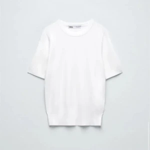 Vit stickad T-shirt  - Säljer nu min stickade t-shirt, fint skick då den max är använd 2 gånger💕skriv vid fler bilder eller frågor
