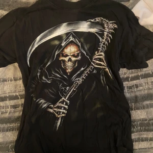 emo tröja - använt 1 gång, bra skick ! skriv om frågor