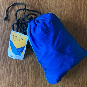 Blå hammock  - Blå hammock med tillhörande rep från Rusta. Helt ny, aldrig använd 