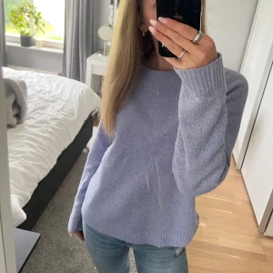 Stickad tröja - Säljer min lila stickade tröja från veromoda i S då den i kommer till användning💗