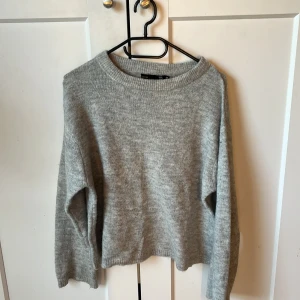 Grå stickad tröja  - Säljer denna gråa stickade tröjan från lager 157 i storlek xs!! Den är i nyskick, säljer då den helt enkelt inte kommer till användning💕💕