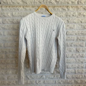 Gant kabelstickad med rund hals - Gant kabelstickad med rund hals