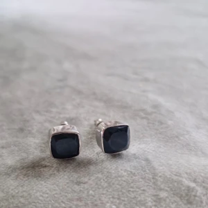Silver 925 örhängen  - Silver 925 Onyx Nypris 399 kr   Hela örhänget, sten+ infattning, ca 8 mm x 8 mm Tjocklek på infattningen från sidan: ca 5 mm Vikt BÅDA örhängena: ca 2.5 gram 