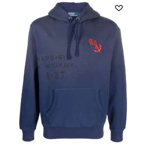 Ralph Lauren hoodie - Säljer nu denna otroligt snygga och mysiga hoodie från Ralph Lauren. Hoodien är helt ny med kvitto och tags kvar!  mitt pris 1800. Tröjan är M och sitter true to size. Gratis frakt ingår!
