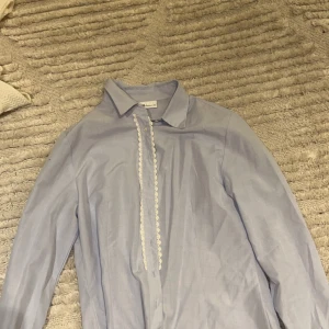 skjorta med spets - såå fin storlek s