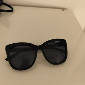 Solglasögon från Gina Tricot. - Använda få gånger. Från Gina Tricot.