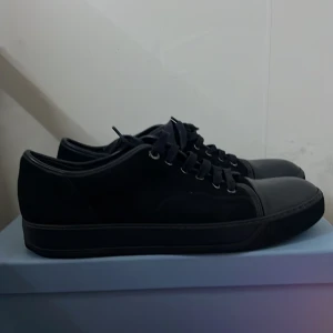 Lanvin Navy Blue - Säljer lanvins som ja köpte på plick och dom va för stora för mig tyvärr, dom är nästintill nyskick men syns att det är lite crease på nära håll men inte när man går. Jag har kvitto. Mvh