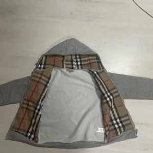 Burberry hoddie - Säljer denna burberry hoddien då den har blivit för liten storlek m i ett mycket fint skick. Priset kan Diskuteras. Mer information i min dm