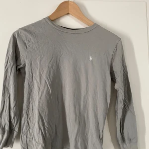 Ralph Lauren  - Fin tröja, bra skick i storlek 140, t-shirt kvalitet med lång ärm